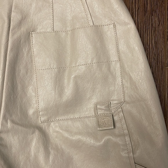 Wnderkammer Eco Leather Half Trouser In Light Gray, Plain Pattern - Picture 11 of 13